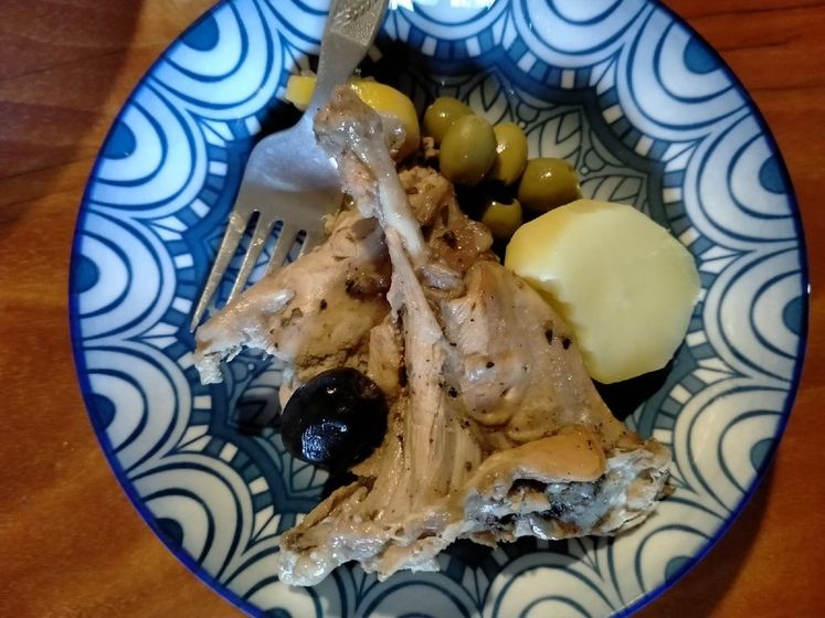 Кролик в белом вине с оливками
