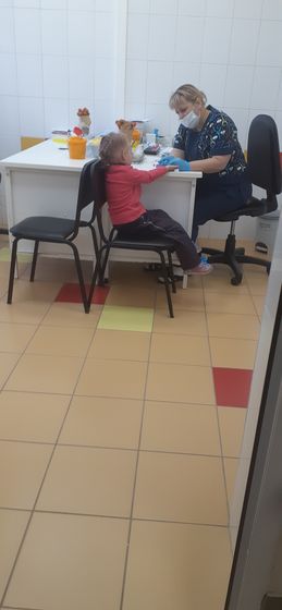 Как Лера сдаёт кровь