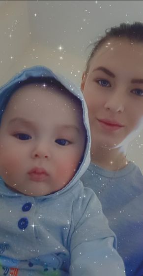 Сынок уже хорошо ползает,