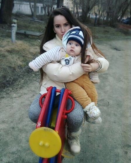 Оседлала кобылка коня???