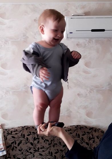 Данюшка отпускает ручки и