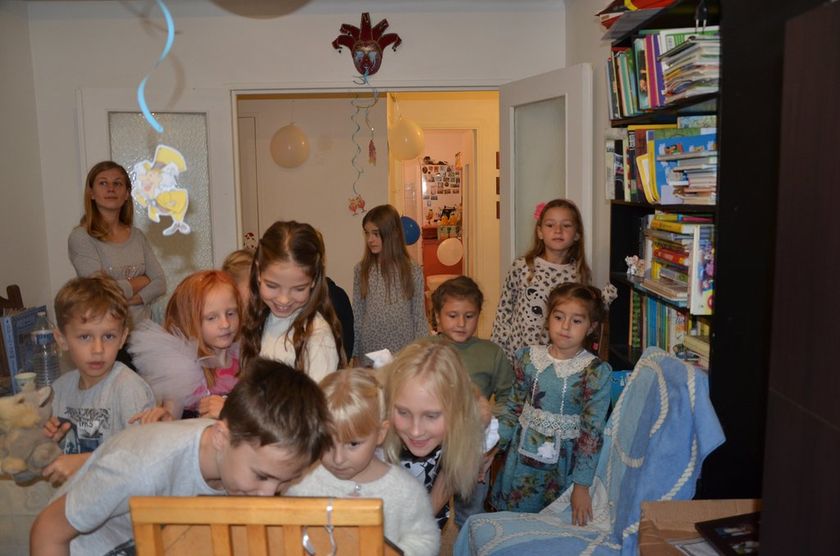 7 лет в стране Алисы в роли королевы.