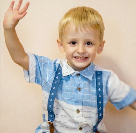 На одной руке лишний палец, на другой – сросшиеся, а на ногах четырех пальцев не хватает