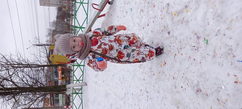Погодка радует, снежки лепятся,