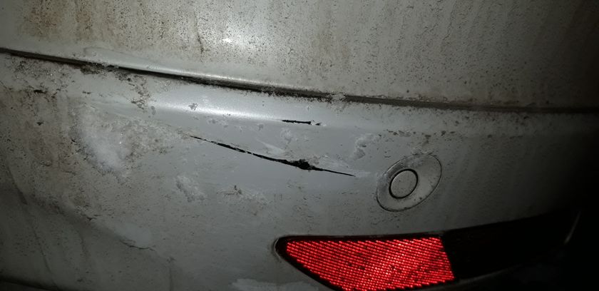 Въехала во дворе в машину