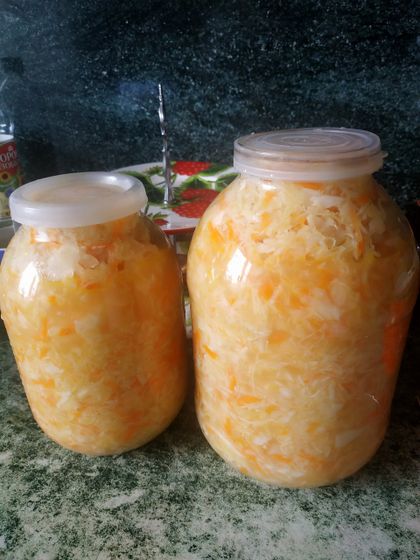 Замариновала капусту...МММ,хрустящая))