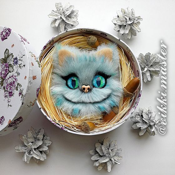 Брошь с Чеширским котом