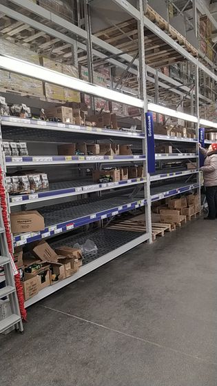 Приехали в магазин Metro,