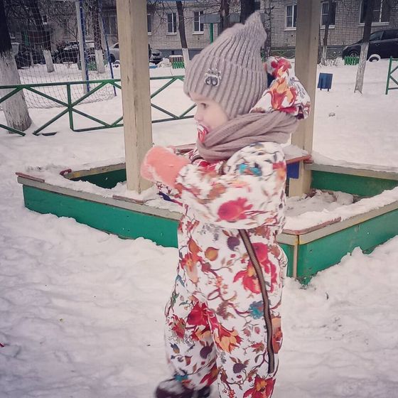 Погодка радует, снежки лепятся,